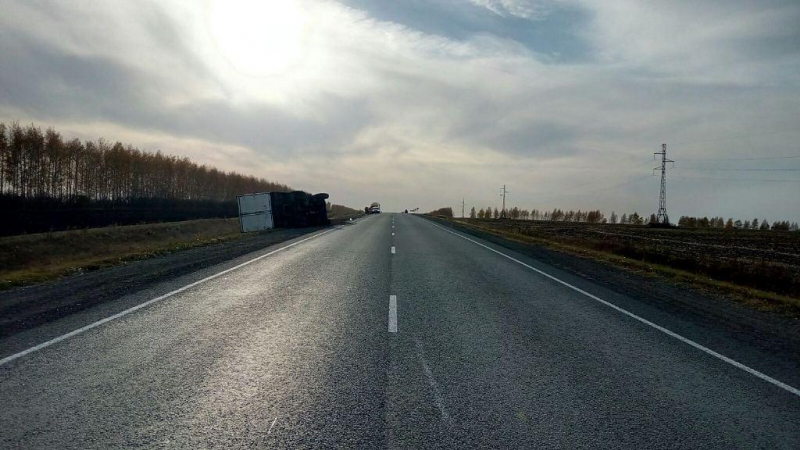 Большегруз опрокинулся после столкновения с иномаркой на трассе в Мордовии