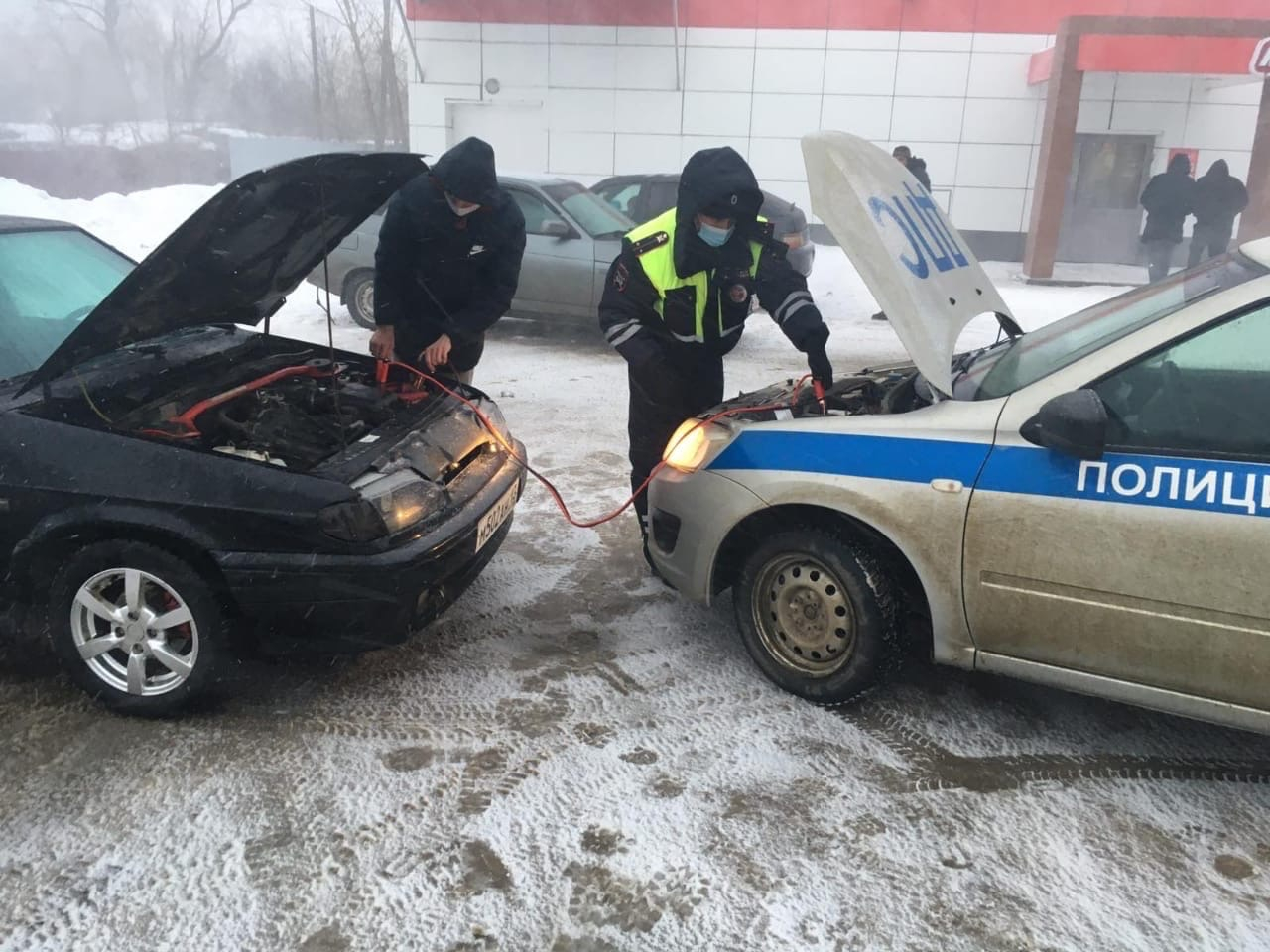 В Мордовии сотрудники ГИБДД помогли водителю, оказавшемуся в трудной ситуации на дороге