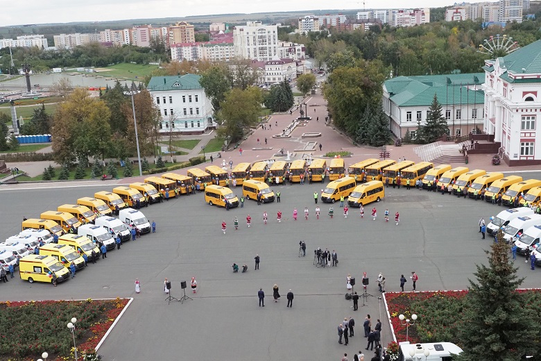 В Мордовию поступили новые школьные автобусы и машины скорой помощи