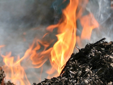 В Саранске горел мусор в неэксплуатируемом строении на Лихачева