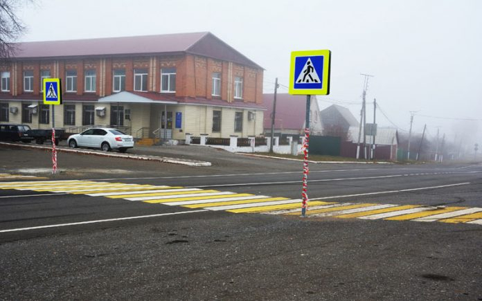 В Атюрьево дорожные знаки установили посреди проезжей части