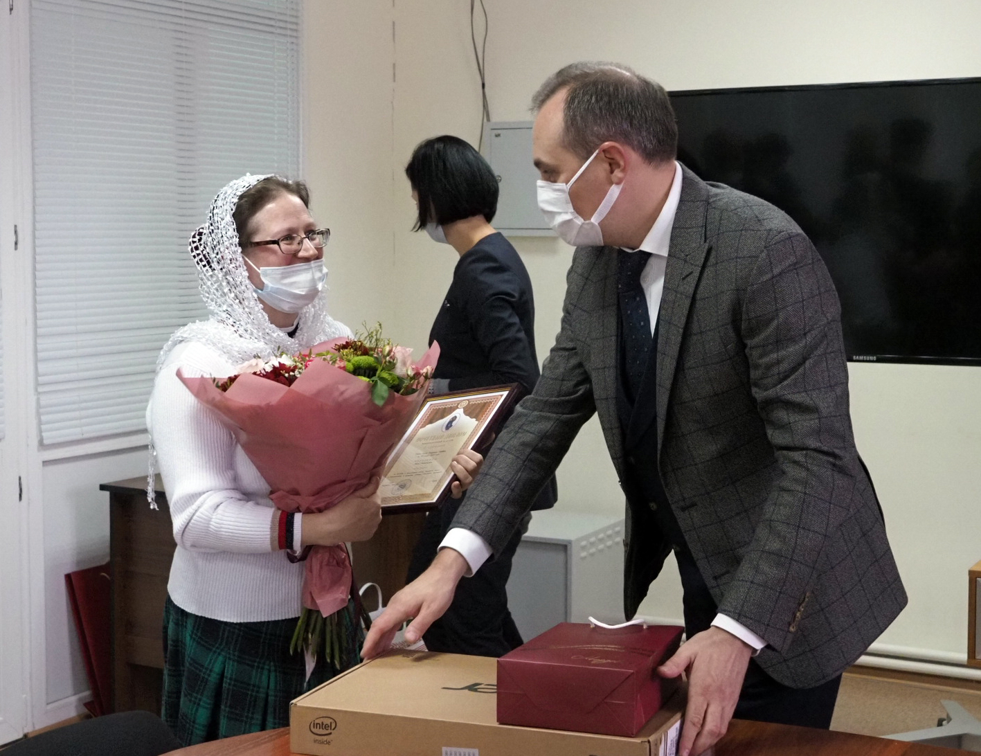 Артем Здунов вручил Почетный диплом многодетной матери Ирине Молчановой из Атяшевского района