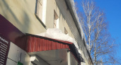 Жители Саранска пожаловались на свисающие с крыш сосульки и снег