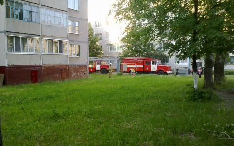 Пожарные эвакуировали 28 человек из-за возгорания в подвале жилого дома в Саранске