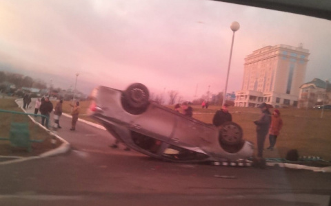 В центре Саранска авто с двумя пассажирами перевернулось на крышу