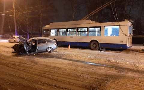 Два человека пострадали при столкновении легковушки и троллейбуса в Саранске