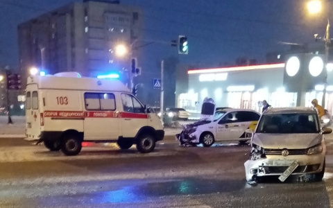 В Саранске в жестком ДТП с такси пострадал человек